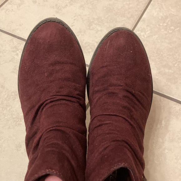 Burgundy colored booties, Soda brand, Size 6 - Picture 2 of 4